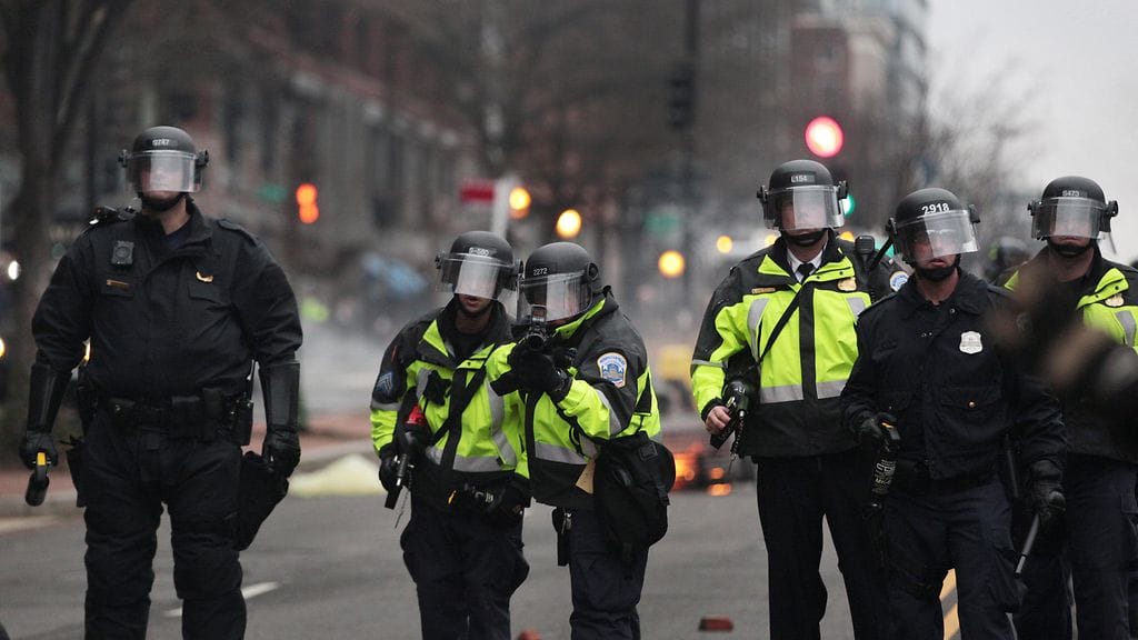 Poliisipartioita Washington DC:ssä vartioimassa jättimarsseja, joita järjestettiin protestina presidentti Donald Trumpin virkaanastujaisille, jotka pidettiin viime perjantaina.