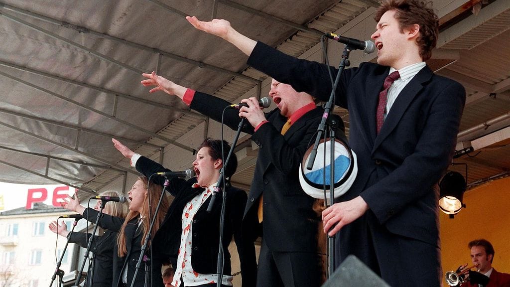 Ultra Bra vasemmistopuolueiden vappujuhlassa Hakaniemen torilla 1.5.1997