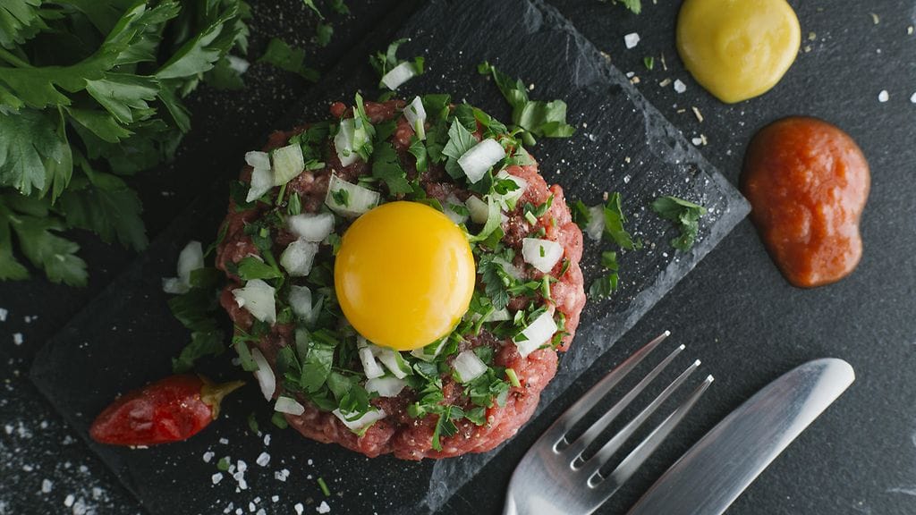 Perinteisesti tartar tarjoillaan kananmunankeltuaisen kera.