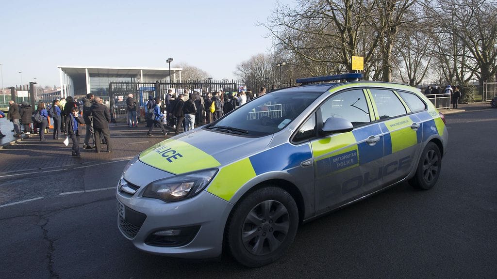 Poliisi tutki surmapaikkaa Capital Cityn koulun edustalla, johon koululaiset olivat kerääntyneet muistamaan surmattua toveriaan.