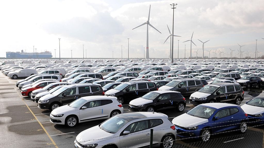 Uusia Volkswageneita Emdenissä.