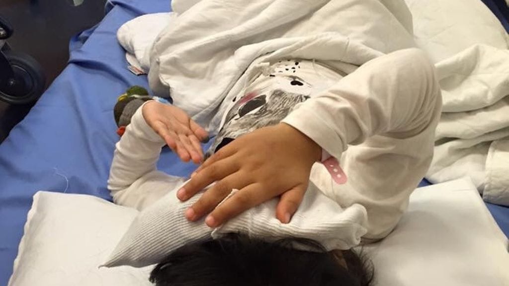 Elina Halmeen tytöllä on kova päänsärky sytostaattihoitojen takia.