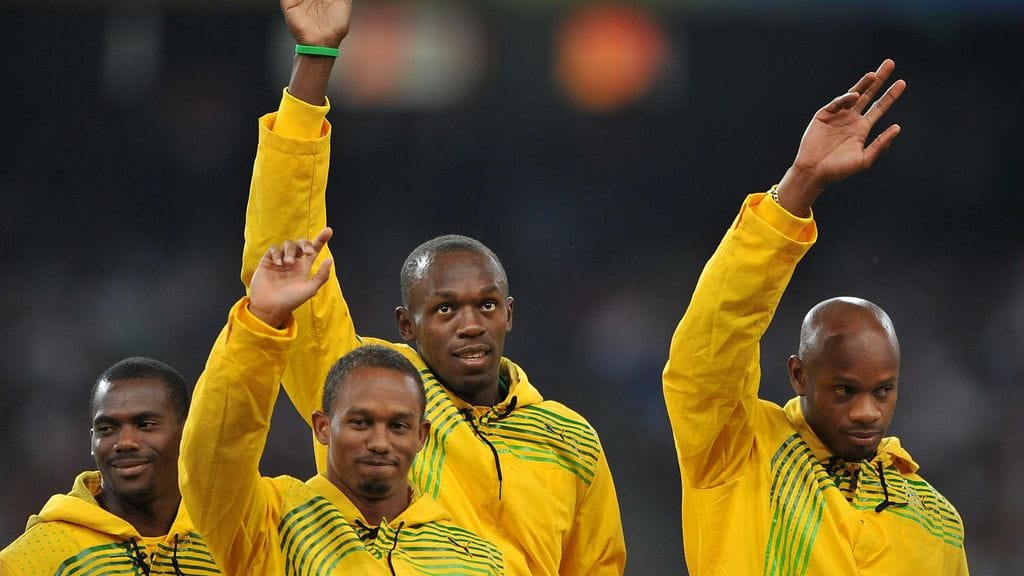 Kärynnyt Nesta Carter (vas.), Michael Frater, Usain Bolt ja Asafa Powell juhlivat Pekingissä. Nyt joukkue on hylätty.
