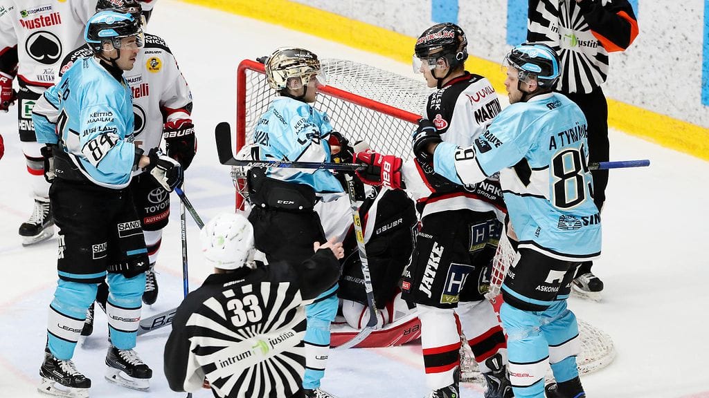 Iikka Kangasniemi ja Jyri Marttinen ottivat kevyesti yhteen.