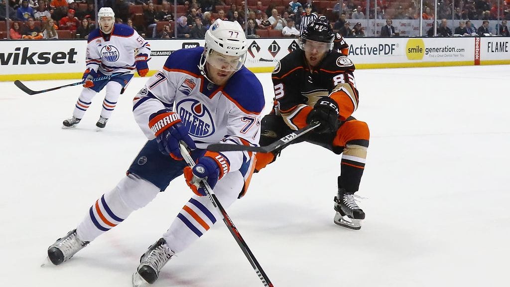 Kalle Kossila (oik.) häirintätöissä Edmonton-puolustaja Oscar Klefbomia vastaan.