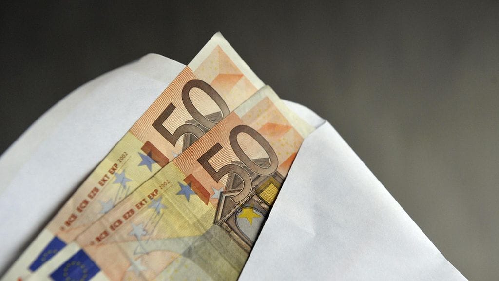 Syyttäjän mukaan rehtori kavalsi kymmenen vuoden aikana stipendirahastoista noin 450 000 euroa.