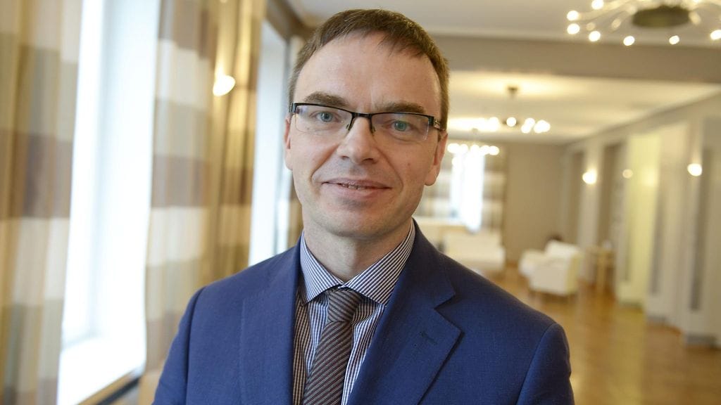 Sven Mikser Viron suurlähetystön tiedotustilaisuudessa Helsingissä torstaina 28. huhtikuuta 2016. Mikser toimi tuolloin Viron parlamentin ulkoasiainvaliokunnan puheenjohtajana.