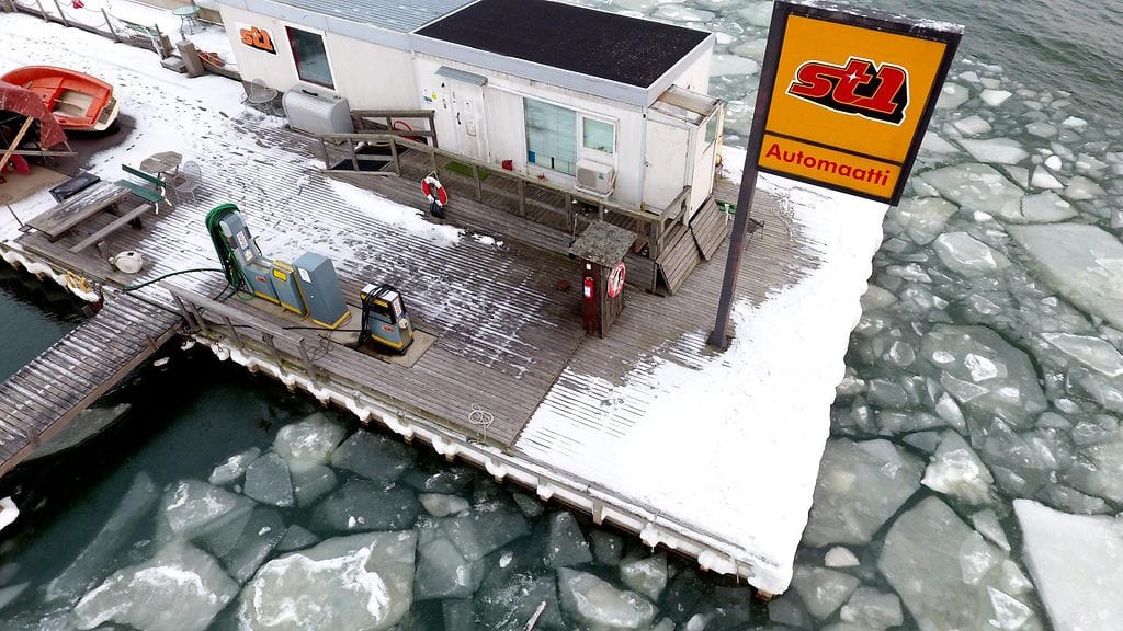 Jäitä suomalaisen energiayhtiön St1:n veneille tarkoitetun laiturihuoltoaseman ympärillä Lauttasaaressa Helsingissä 25. tammikuuta 2017.