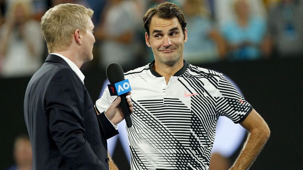 Roger Federer (oik.) on tuttu näky Jim Courierin haastatteluissa.