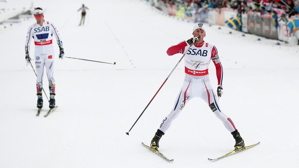 Petter Northug hiljensi ruotsalaisfanit Falunissa keväällä 2015.