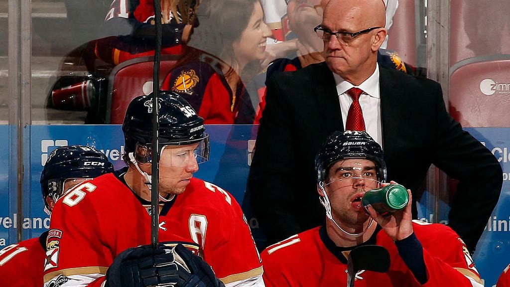 Jussi Jokinen (vas.) ja päävalmentaja Tom Rowe kävivät ennen ottelua hedelmällisen keskustelun.