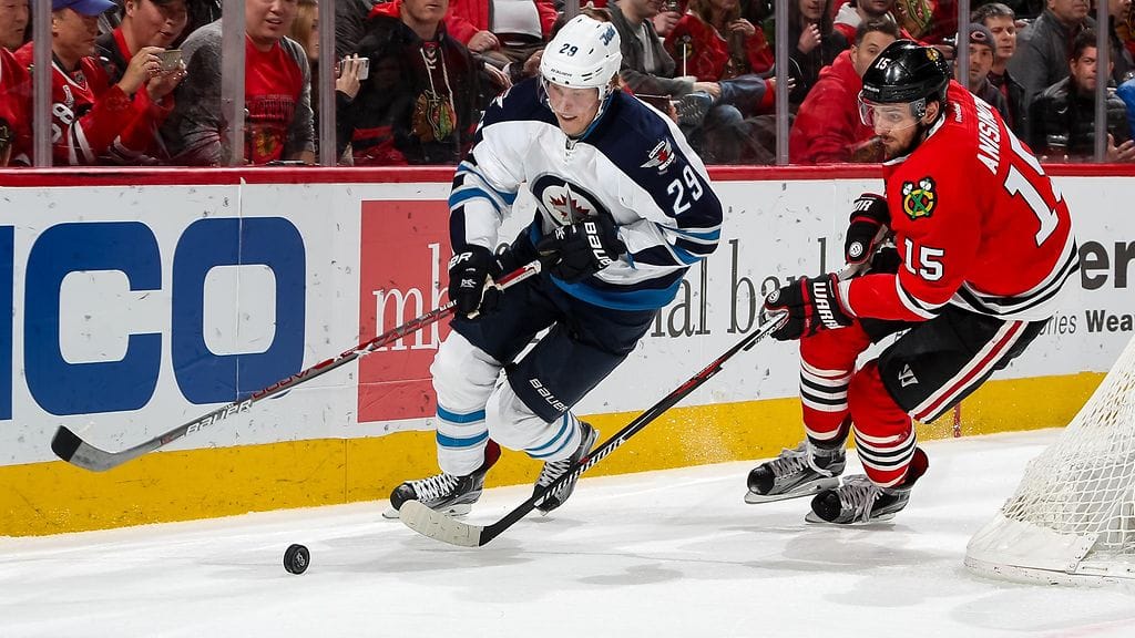 Patrik Laine karkaa Chicagon Artem Anisimovilta.