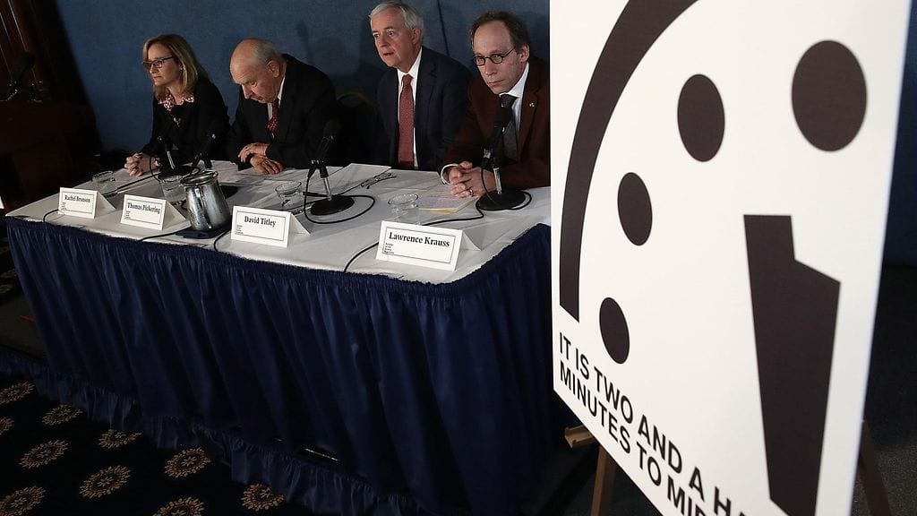 Tätä lähempänä maailmanloppua eli keskiyötä symbolinen maailmanlopun kello on ollut vain vuonna 1953, kun sekä Yhdysvallat että Neuvostoliitto testasivat ydinaseitaan ja kylmä sota kiihtyi kuumimmilleen.