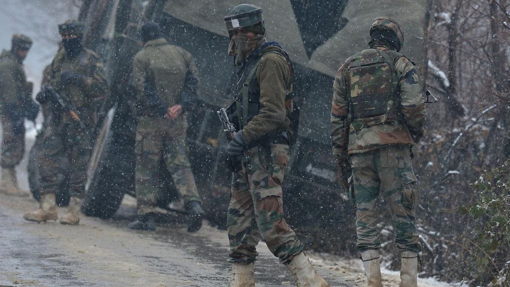 Intian armeijan sotilaita Kashmirin Bakurassa tiistaina. Armeijan ja poliisin joukot tappoivat kolme epäiltyä militanttia kahdessa tulitaistelussa tiistaina. Kapinallisryhmät ovat taistelleet kiistellyssä Kashimirissa Intian joukkoja vastaan vuosikymmeniä, vaatien joko itsenäisyyttä tai yhdistämistä Pakistaniin.