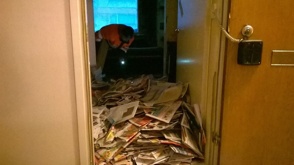 Asunnossa oli vastassa 15 vuoden postit. Postikasan takana ilmastointiyrityksen Henri Mikkilä.