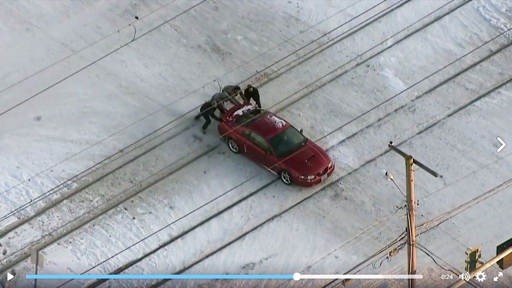 Auto jäi jumiin raiteille hetkeä ennen junan saapumista.