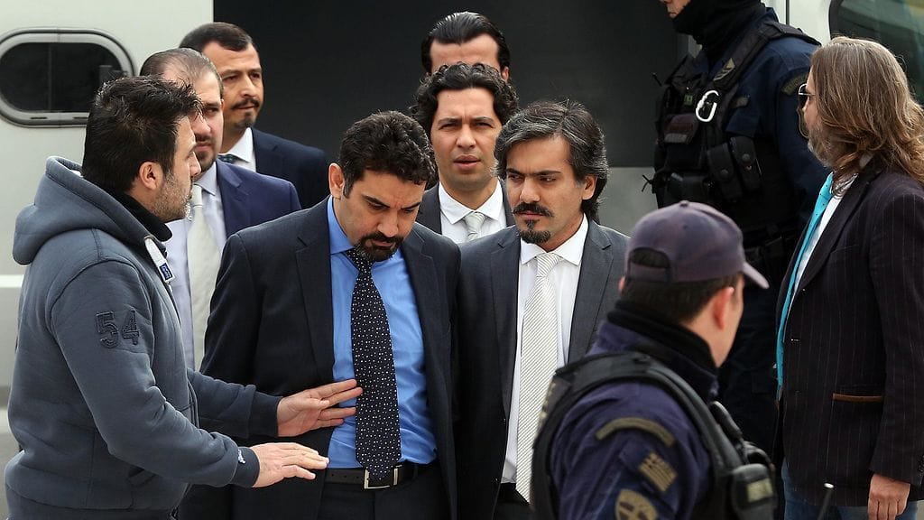 Turkkilaisupseereja saatettiin oikeustalolta Ateenassa torstaina.