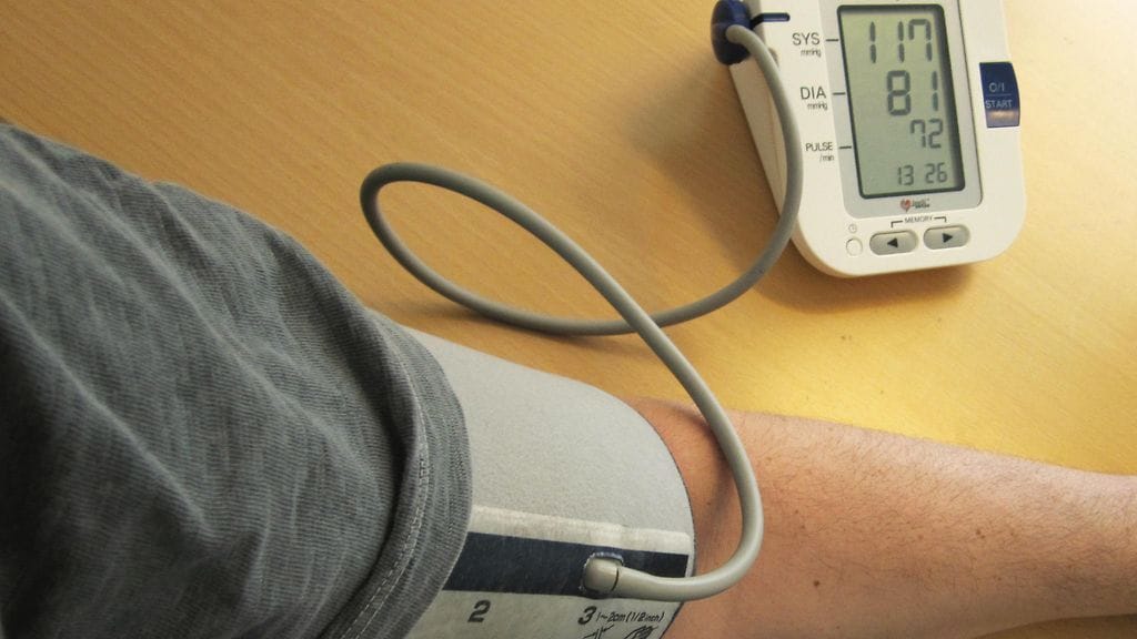 Verenpaineesta saa usein todenmukaisemman lukeman kotimittauksella.