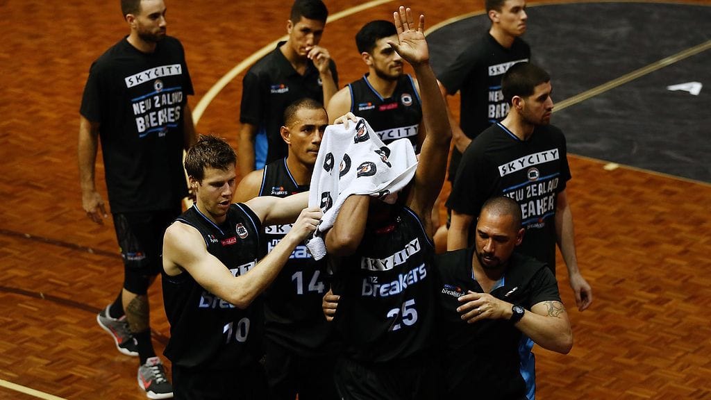 Akil Mitchell tervehti yleisöä poistuessaan kentältä.