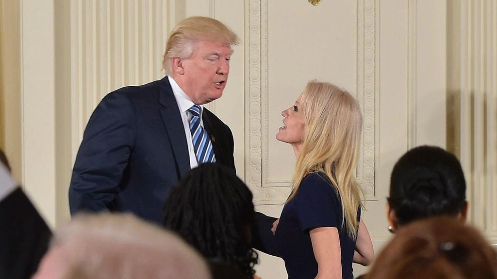 Valkoisen talon tiedotteessa todetaan, että Trumpin hallinto aikoo puolustaa lailliseksi ja oikeutetuiksi katsomiaan maahantulokieltoja. Kuvassa presidentti Donald Trumpin kanssa neuvonantaja Kellyanne Conway.