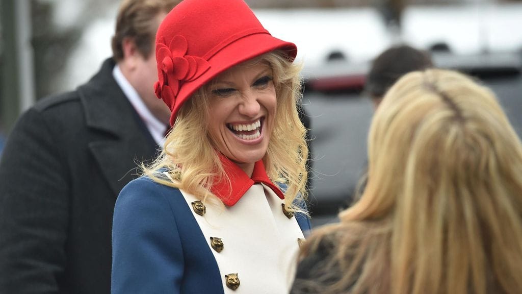 Yhdysvaltojen väreihin pukeutuneella Donald Trumpin neuvonantajalla Kellyanne Conway riitti lystiä Trumpin virkaanastujaisissa 20. tammikuuta. Päivämäärä oli myös hänen 50-vuotissyntymäpäivänsä.