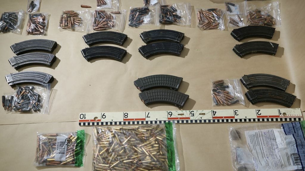 Krp julkaisi kuvan Jorma Nyforsilta löytyneistä lippaista ja patruunoista.