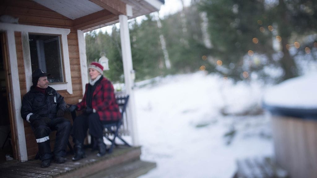 Jarmo Saarela pistää Laura Ruoholan kanssa lauantaisaunan lämpenemään.