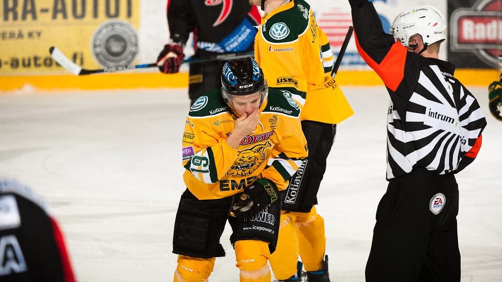 Ilveksen Teemu Rautiainen sai JYPin Antti Suomelalta osuman kasvoihinsa viimeistelemänsä 2-0-maalin yhteydessä.