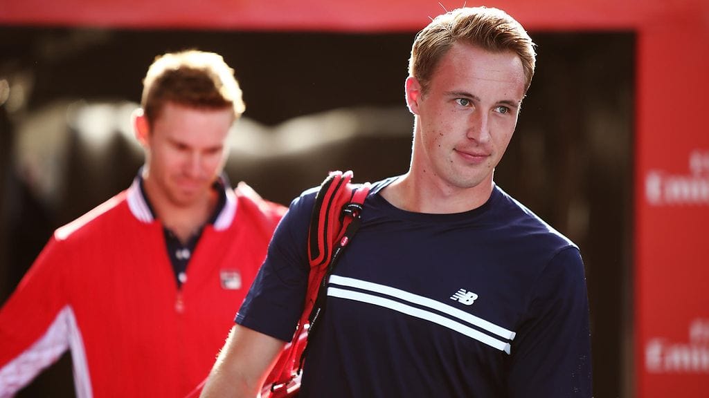 Henri Kontinen on huippuiskussa heti alkukaudesta. Takana nelinpelipari John Peers.