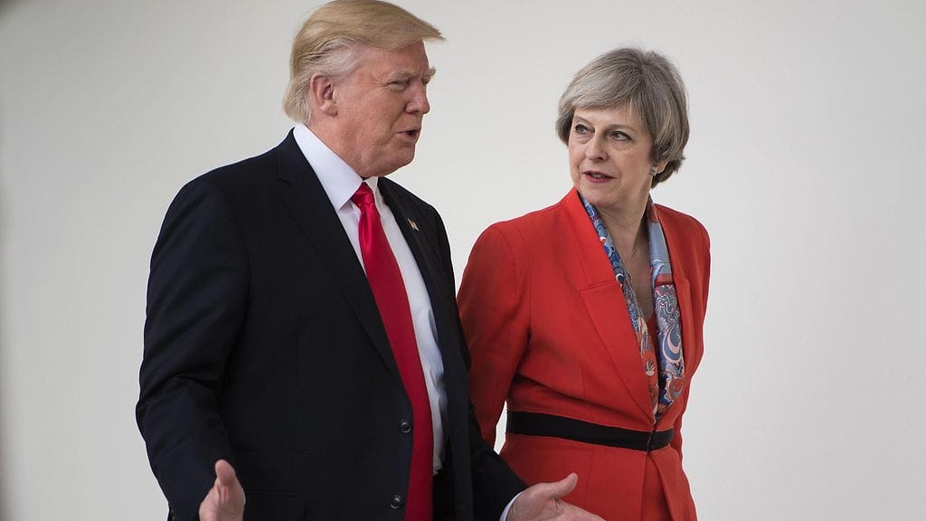 Donald Trump ja Theresa May kävelevät Valkoisessa talossa 27. tammikuuta 2016.