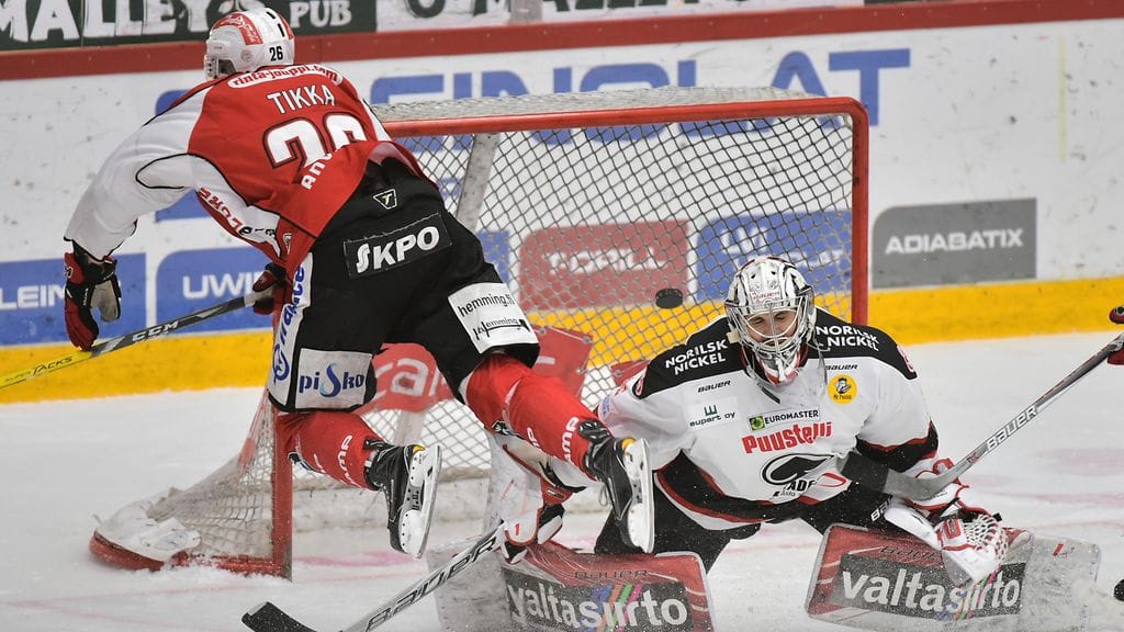 Tommi Tikka viimeisteli Sportin molemmat maalit Ässiä vastaan. Tässä syntyy niistä jälkimmäinen.