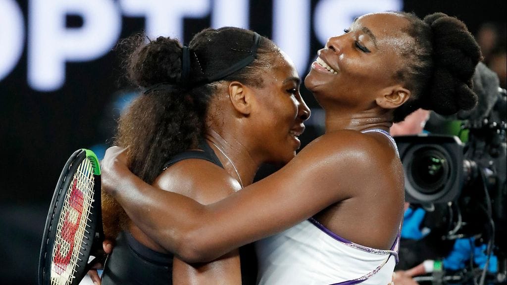 Serena (vas.) löi Venus Williamsin Australian avointen finaalissa.