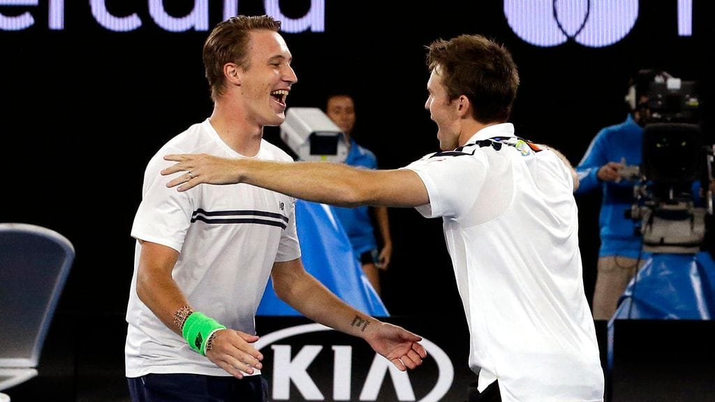 Henri Kontinen (vas.) ja John Peers juhlivat voittoa Australiassa.