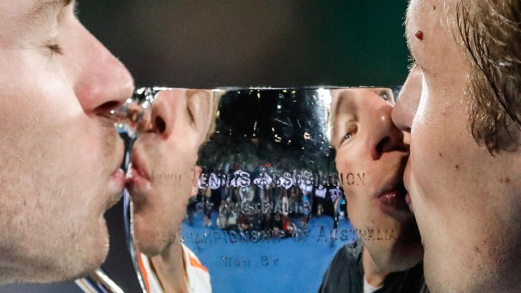 John Peers (vas.) ja Henri Kontinen suutelevat voittopokaalia.