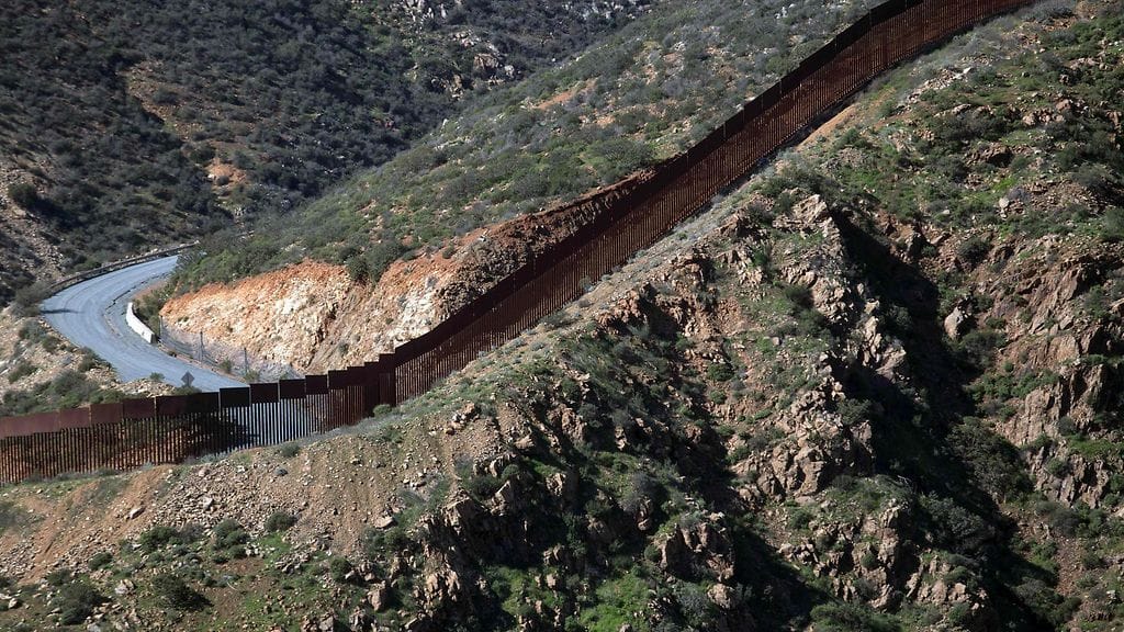 Kuvituskuvaa aidasta Yhdysvaltain ja Meksikon rajalta.