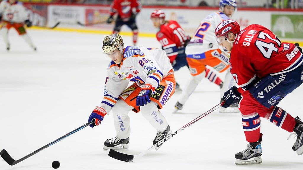 Tapparan Henrik Haapala ja HIFK:n Juuso Pulli kamppailussa kiekosta.