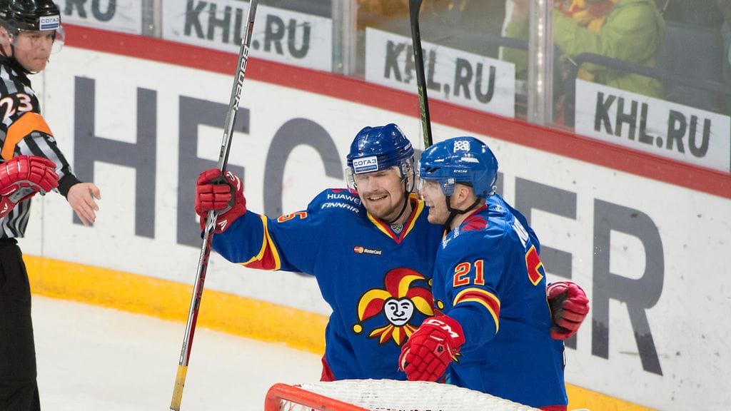 Pekka Jormakka (vas.) tuulettaa nykyään KHL:ssä.