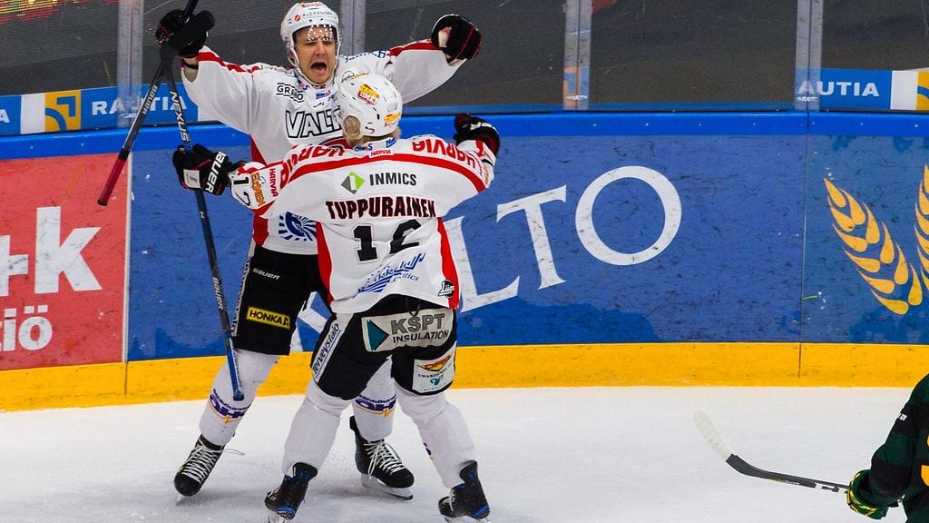 Ossi Louhivaara ja Jani Tuppurainen juhlivat JYPin avausmaalia.