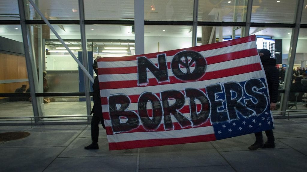 Donald Trumpin maahantulokielto synnytti mielenosoituksia Yhdysvalloissa alkuvuodesta. Tässä mielenosoittajia New Yorkin lentokentällä 28. tammikuuta 2017.