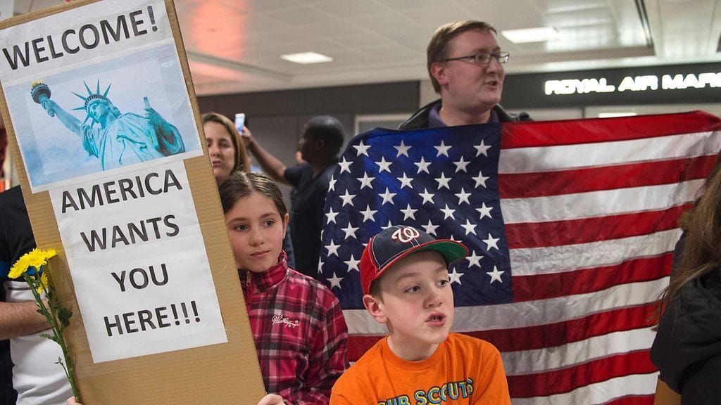 Mielenosoittajat Washingtonin kansainvälisellä lentokentällä toivottivat matkustajat tervetulleeksi Yhdysvaltoihin.