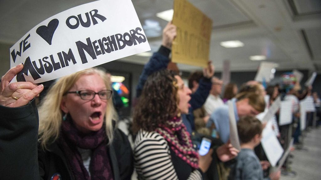 USA:n maahantulokielto on närkästyttänyt ihmisiä niin Yhdysvalloissa kuin muuallakin maailmassa. Tässä maahanmuuttokieltoa vastaan osoitetaan mieltä Washingtonissa kansainvälisellä lentokentällä.