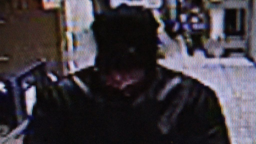 Poliisi pyytää apua Tampereella tapahtuneen ruokakaupan ryöstön selvittämisessä.