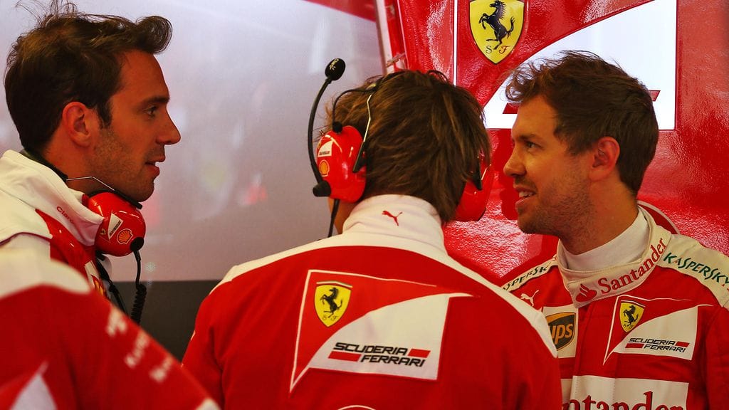 Jean-Eric Vergne (vas.) keskustelemassa Sebastian Vettelin kanssa Montrealissa 2016.