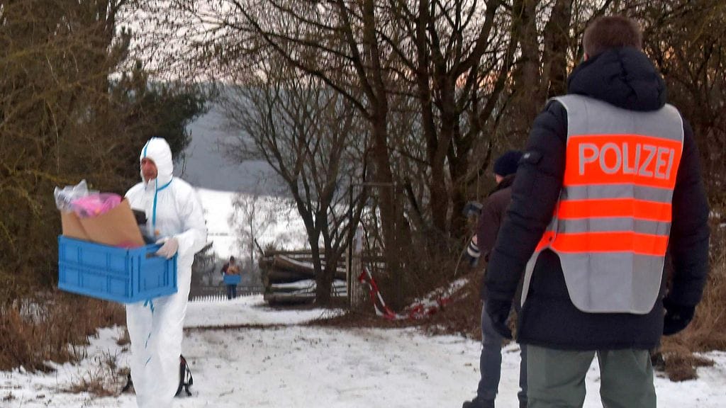 Poliisi tutki löytöpaikkaa sunnuntaina kuolinsyyn selvittämiseksi.