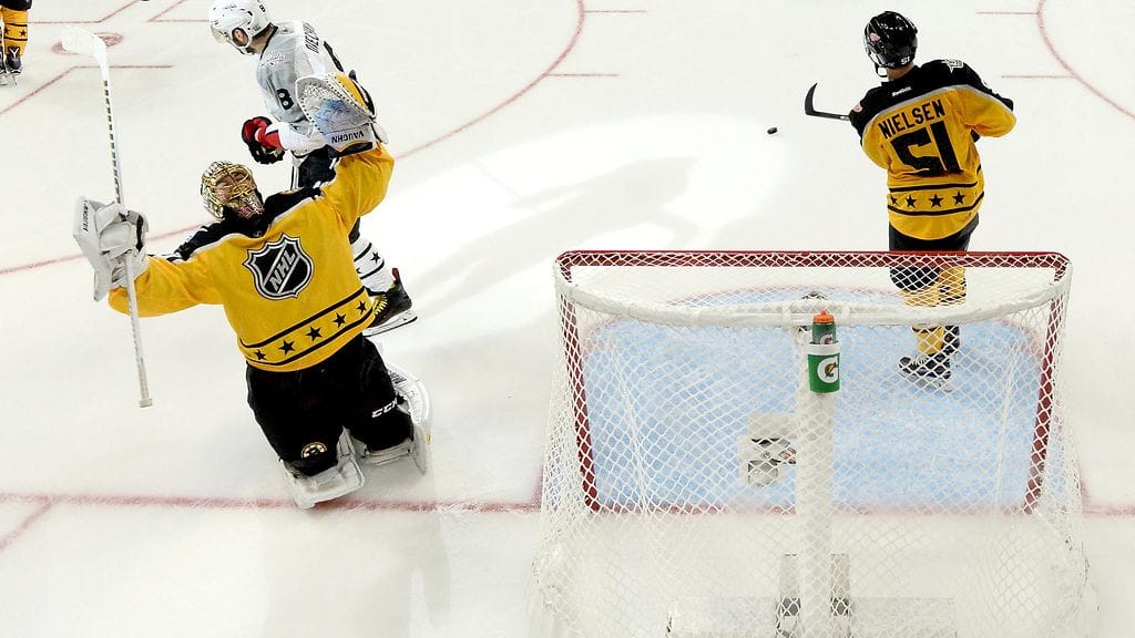 Tuukka Rask yritti ottaa ilon irti.