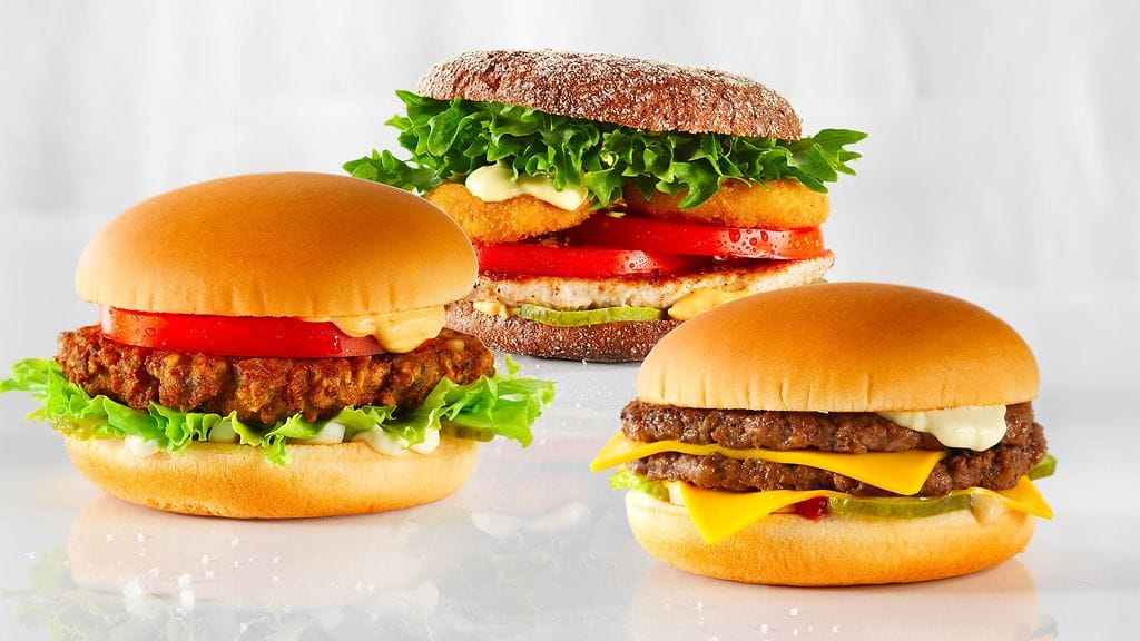 Kuvassa Hesburgerin uusi kaura-härkäpapuhamurilainen, uudistettu ruisfileehampurilainen sekä tuplajuustohampurilainen.
