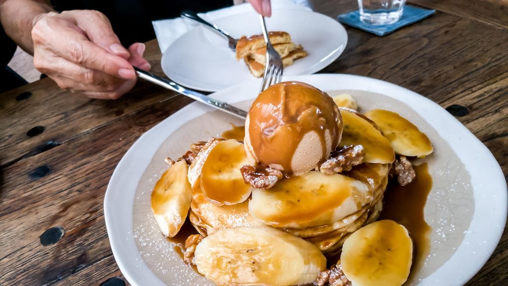 Karamellikastike sopii myös amerikkalaisten pannukakkujen kaveriksi.