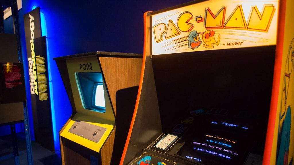 Pac-Man aloitti kolikkopelinä, mutta sittemmin siitä on tehty lukuisia tietokone- ja konsolipelejä.