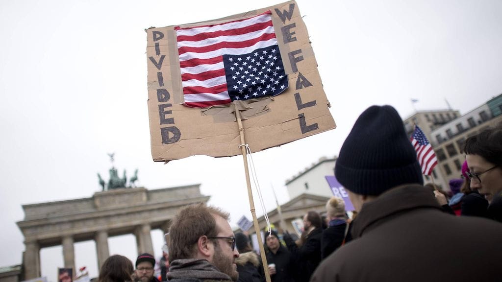 Trumpin vastaisia mielenosoittajia naisten oikeuksia puolustavalla marssilla Berliinissä 21. tammikuuta.