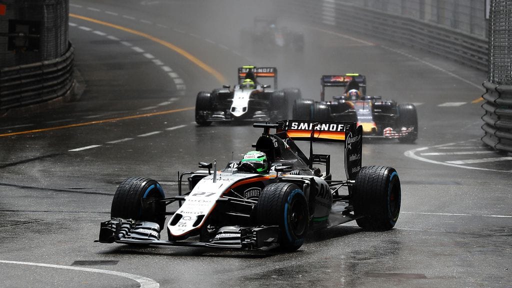 Monacon kapealla radalla nähdään vähän ohituksia. Etualalla Nico Hülkenberg Force Indian autossa viime kaudella.